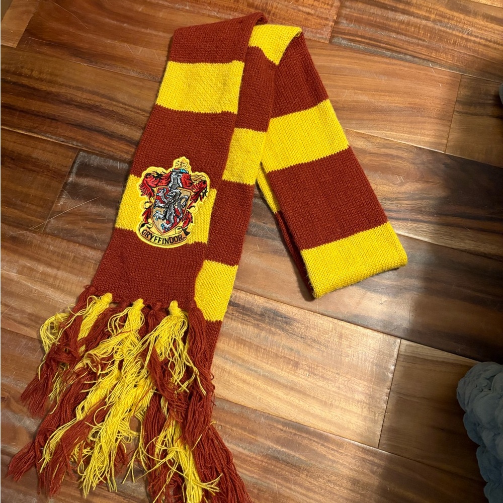Harry Potter Gryffindor Scarf • Red & Gold Striped Knit House Crest Patch (A1)